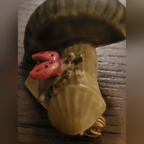 60s Era Rare Brown Mushroom Brooch with Red Ladybug - Picture 4 of 6